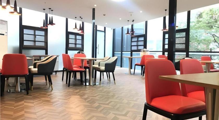 Borrman Pujin Road Hotel